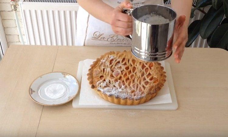 Cospargere la torta di albicocche finita con zucchero a velo.