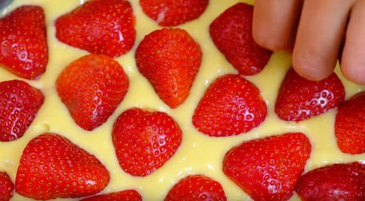 La parte superiore della torta è decorata con metà di fragole.