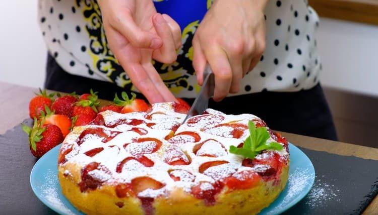 Una tale torta di fragole può essere cosparsa di zucchero a velo.