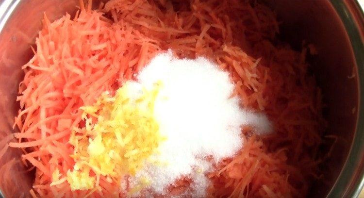 Aggiungi zucchero e scorza di limone alla massa di carote.