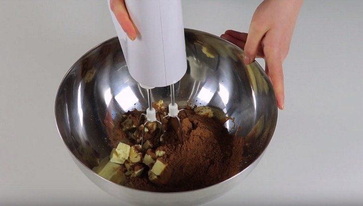 per la crema con un mixer, mescolare latte condensato, burro e cacao.