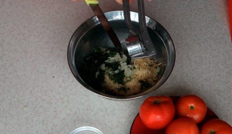 Aggiungi aglio al formaggio con aneto.