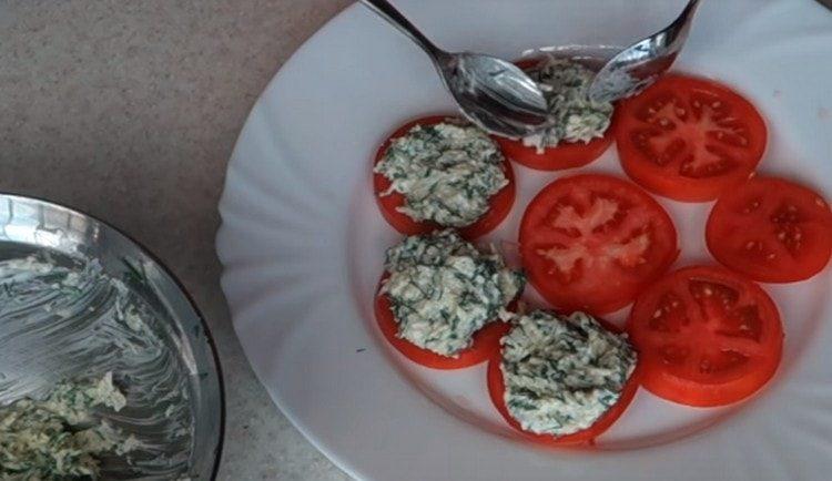 Per ogni cerchio di pomodoro, stendi il ripieno.