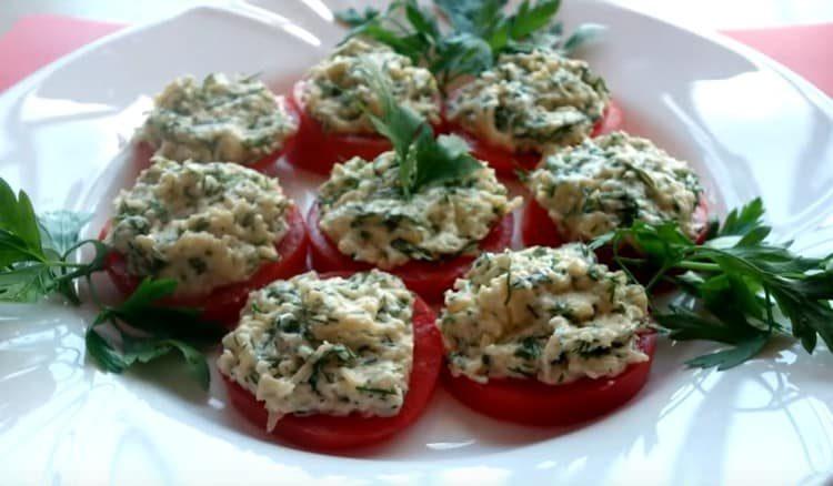 I pomodori salati con formaggio e aglio sono pronti.