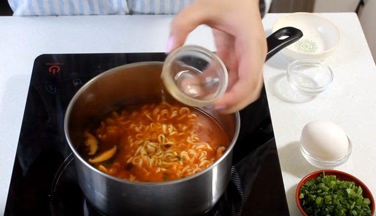 Aggiungi funghi, aglio e poi olio di sesamo.