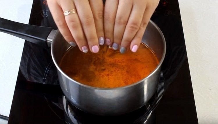 Versa la base di brodo nell'acqua.