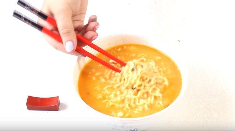 Una versione facile della zuppa di ramen è pronta.