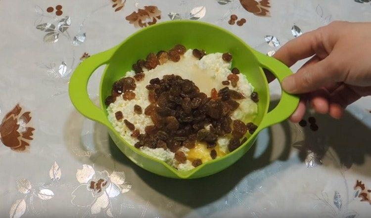 Mescoliamo la ricotta con lo zucchero, l'uovo. aggiungi l'uvetta.