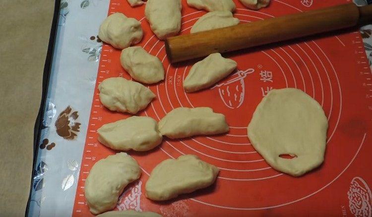 Tagliamo una parte dell'impasto in pezzi porzionati per torte.