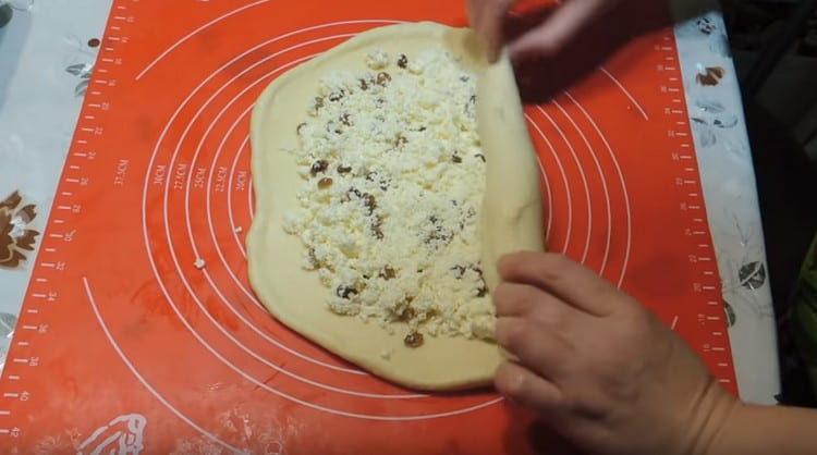 Stendiamo l'impasto rimanente, mettendoci sopra la cagliata.