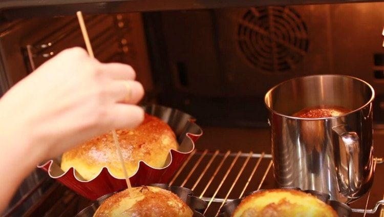 Controlliamo la prontezza dei prodotti utilizzando uno spiedino di legno.