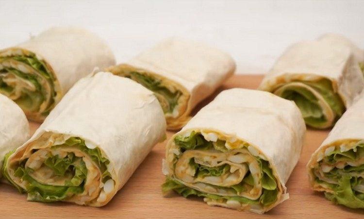 torcere il pane pita in un rotolo e tagliare in porzioni.