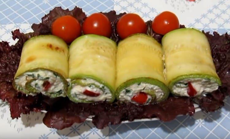 Giriamo gli involtini di zucchine, mettiamo su un piatto.