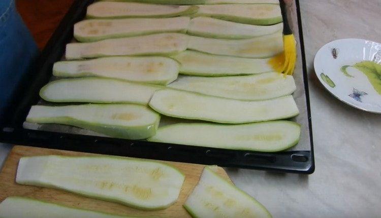 Distribuire le zucchine su una teglia e ungere con olio