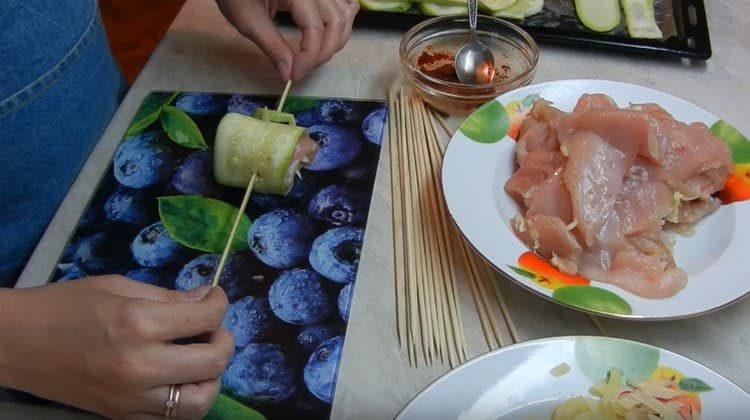 Giriamo il rotolo di zucchine e lo fissiamo con uno spiedino.