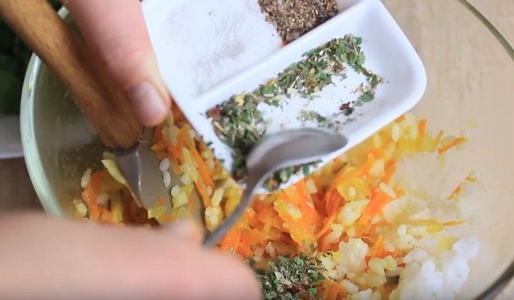 La seconda metà delle verdure è mescolata con riso bollito.