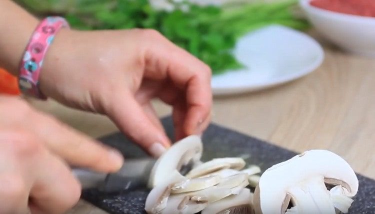 Tagliamo i funghi prataioli con le fette.