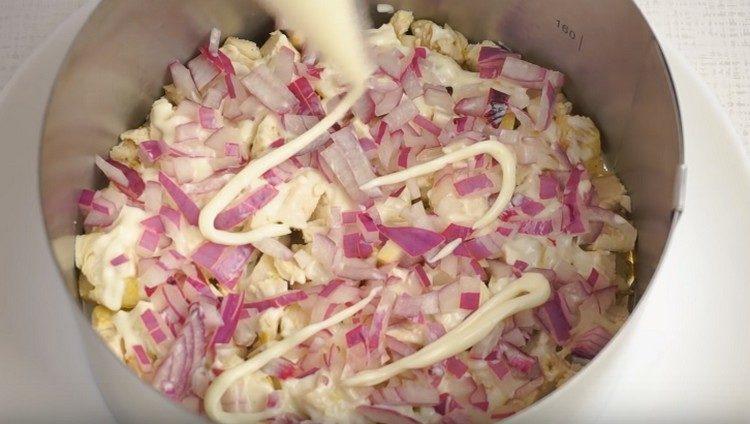 Quindi aggiungere le cipolle, maionese di nuovo.