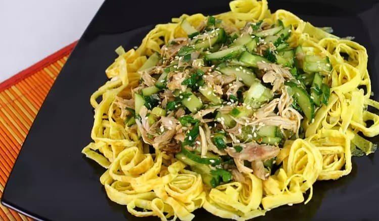 Cospargi l'insalata con semi di sesamo senza maionese.