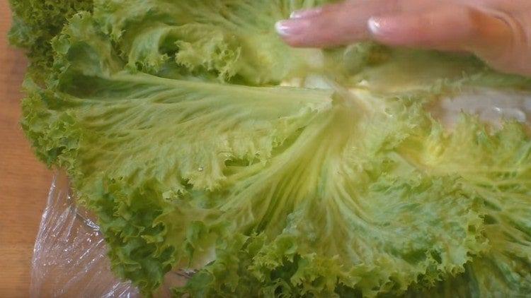 Rimuoviamo il film dall'insalata, lo copriamo con foglie di lattuga.