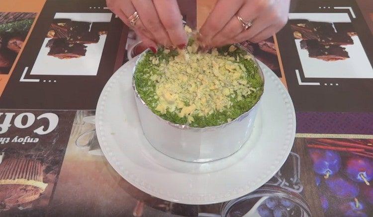 Decorare il centro dell'insalata con tuorli d'uovo tritati.