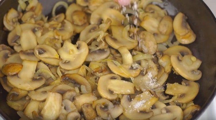 Funghi salati con cipolle