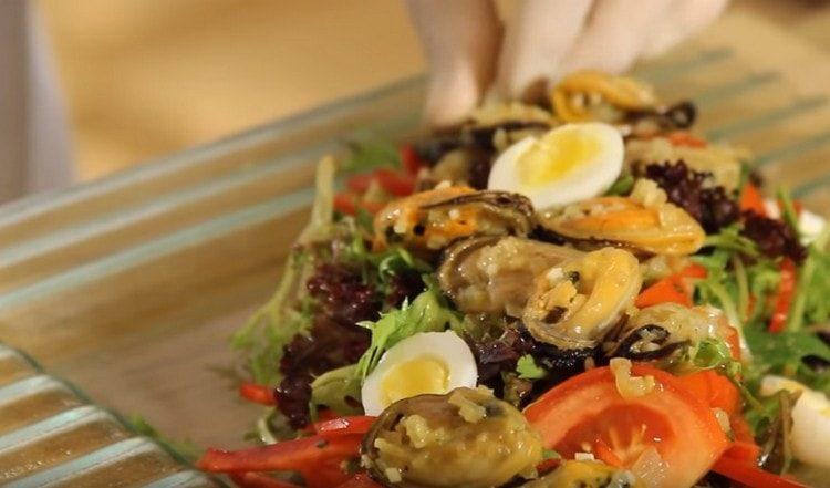 Deponiamo le uova di quaglia tagliate a metà sopra l'insalata.