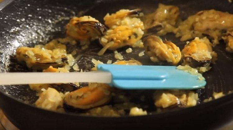 Quando il vino evapora, rimuovere la padella con le cozze dalla stufa.