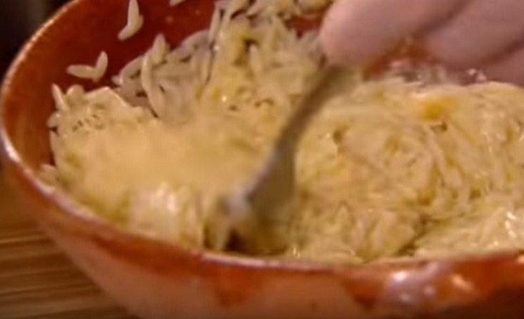 Mescolare la pasta bollita con il condimento