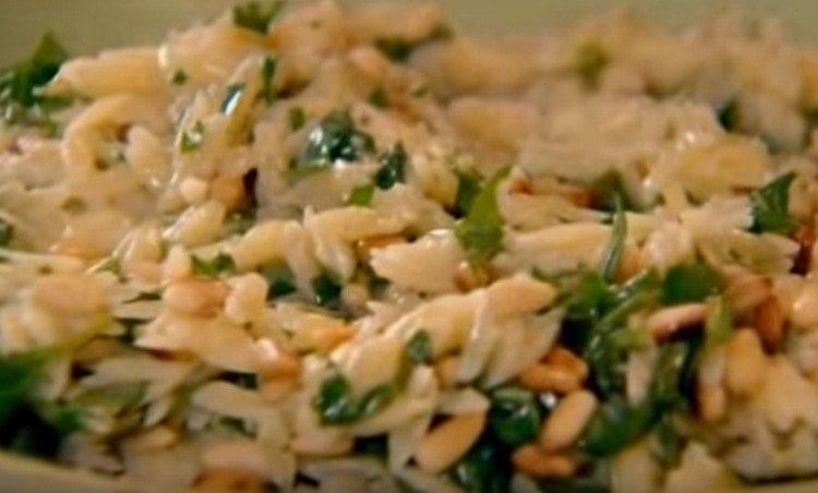 L'insalata calda originale con pasta di orzo è pronta.