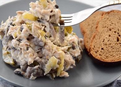 Ricca e deliziosa  insalata con funghi prataioli e pollo