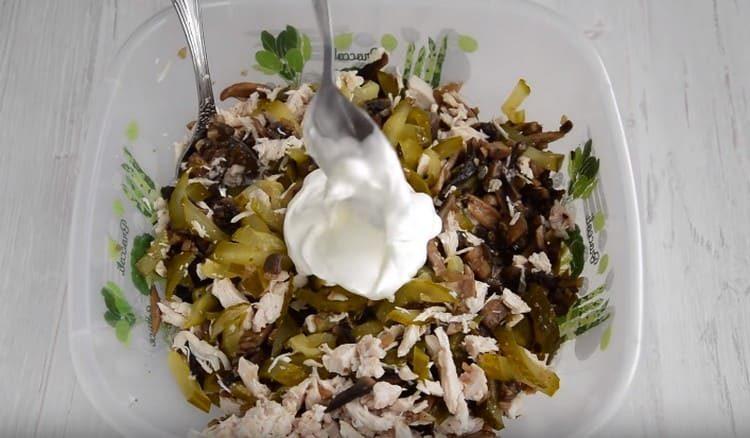 Condiamo l'insalata con yogurt, panna acida o maionese.