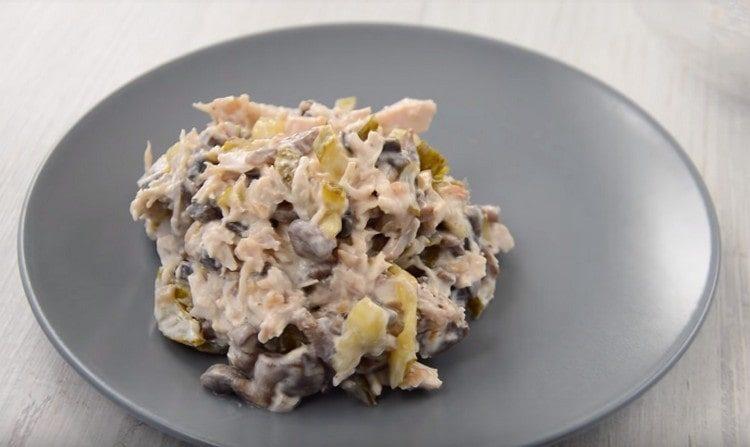 Questa insalata con funghi e pollo è molto gustosa e soddisfacente.