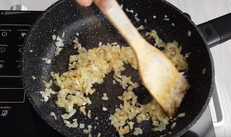 Friggere le cipolle con l'aglio fino a dorarle in una padella.