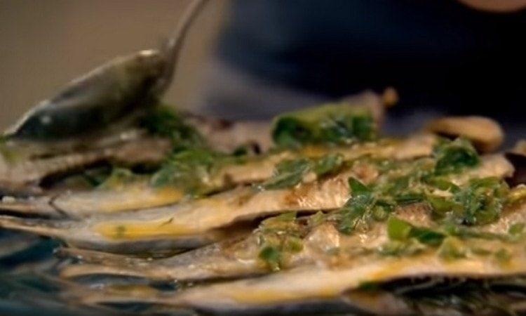 Innaffia le sarde con la gremolata.