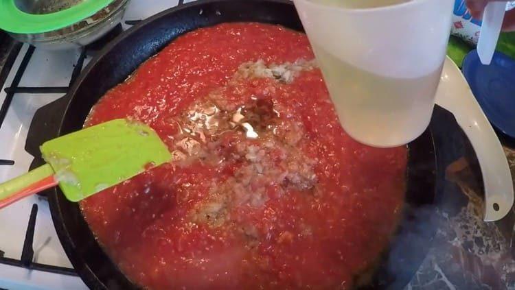 Aggiungi la massa di pomodoro alla cipolla e l'olio vegetale.