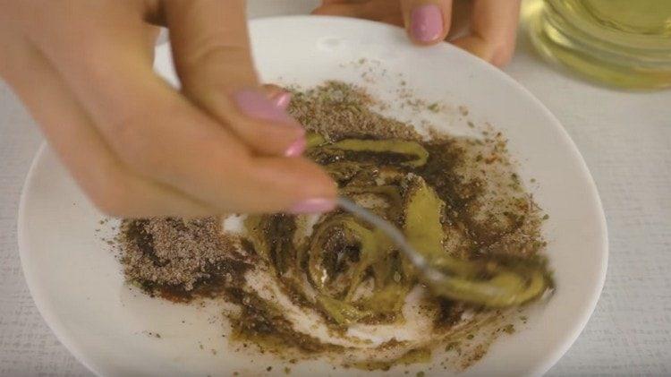 Mescola tutte le spezie e l'olio vegetale per la marinata.