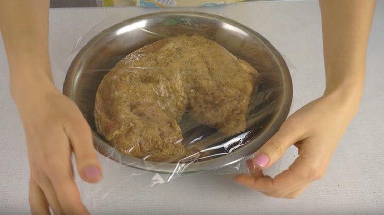 Distribuiamo la carne in una ciotola, copriamo con pellicola e mettiamo la marinata in frigorifero.