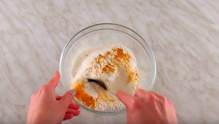 Per prima cosa mescola gli ingredienti secchi per preparare la pastella.