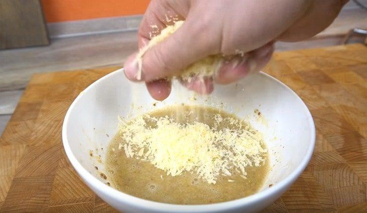 Aggiungi il parmigiano grattugiato alla salsa.