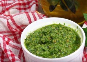 Una ricetta collaudata per preparare il pesto in casa.