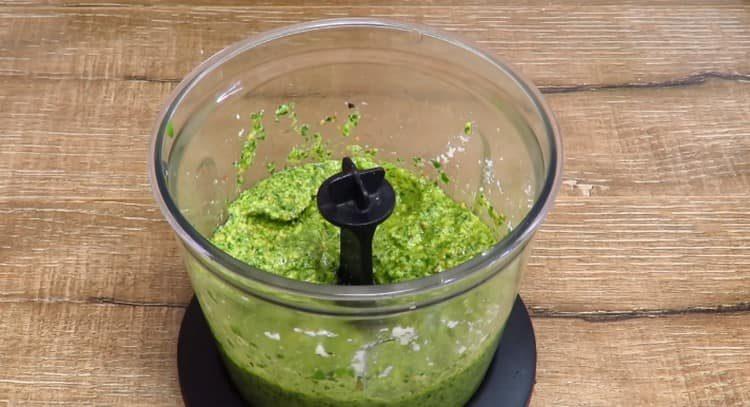 Questa ricetta ti permetterà di cucinare il pesto a casa in pochi minuti.