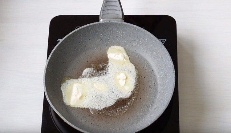 Scaldiamo la padella con un pezzo di burro.