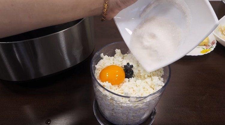 Metti la ricotta in una ciotola del frullatore, aggiungi il tuorlo e lo zucchero.