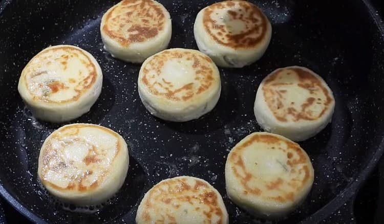 Per prima cosa, friggere leggermente la ricotta in una padella.