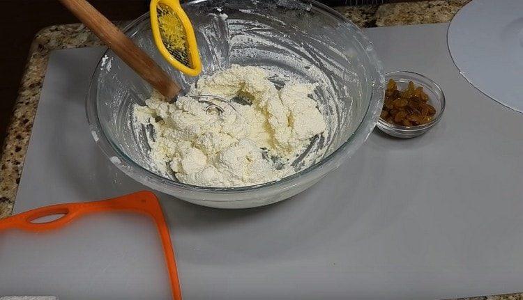 Aggiungi la scorza di limone alla cagliata.