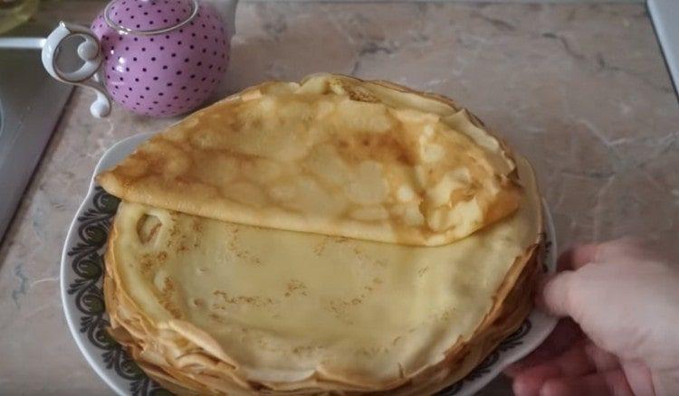 Secondo questa ricetta, si ottengono sempre frittelle sottili.