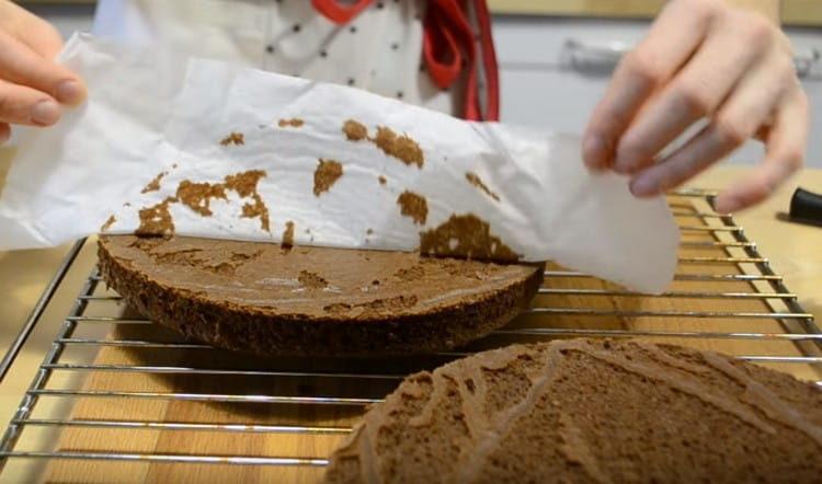 Raffreddare le torte finite su una gratella.