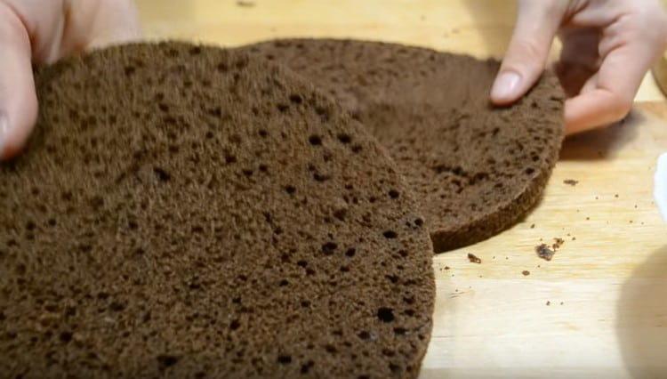 Taglia ogni torta a metà, tagliando le cime.