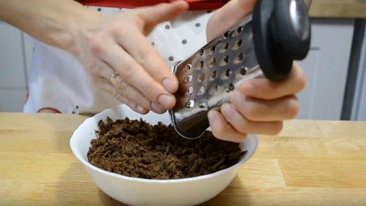 Strofinando gli strati della torta su una grattugia grossa.